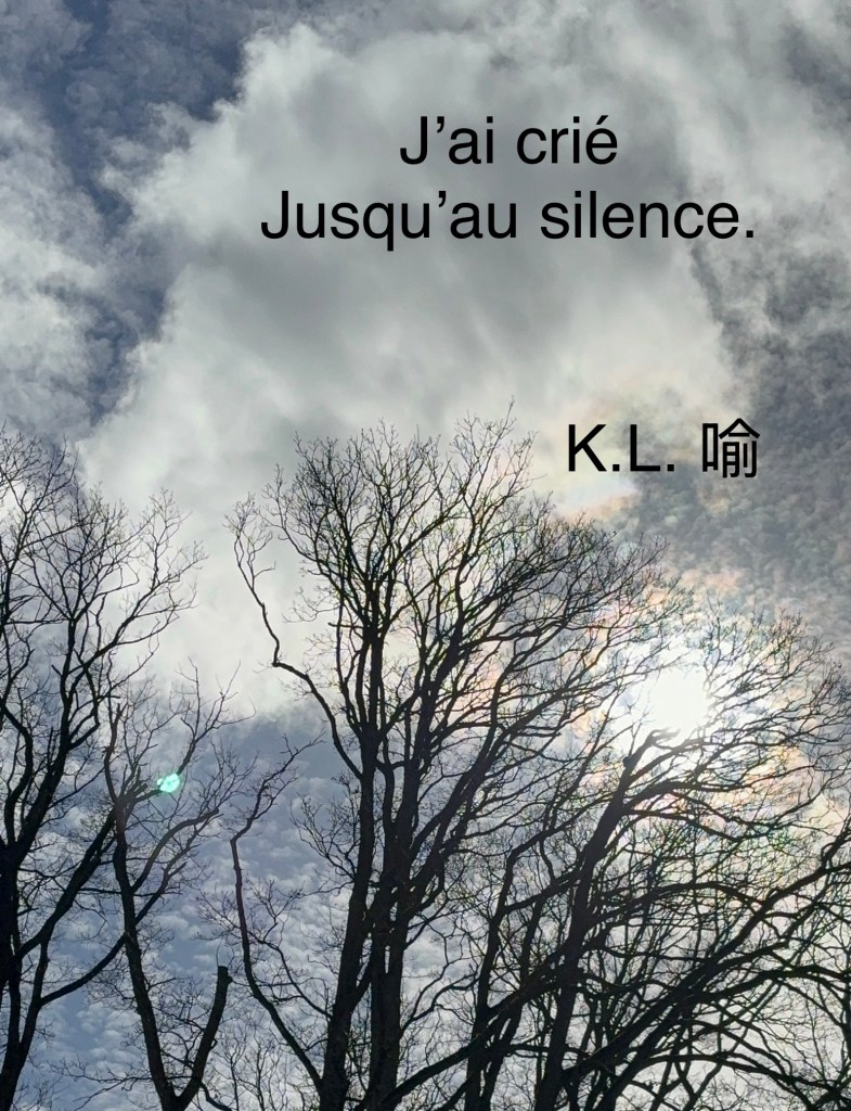 Ciel nuageux et arbres dénudés avec le texte « J’ai crié Jusqu’au silence. » et « K.L. 喻 »